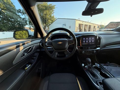 Used 2023 Chevrolet Traverse LT FWD image 2