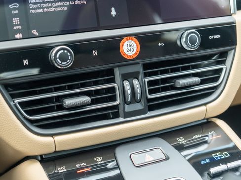 Certified 2026 Porsche Macan AWD/4WD image 22