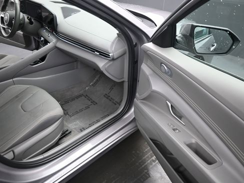 Used 2025 Hyundai Elantra SEL FWD image 22