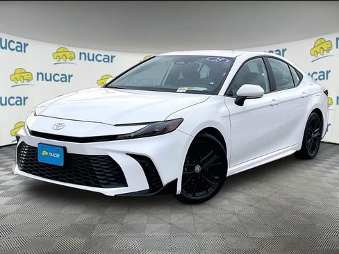 Used 2025 Toyota Camry SE image 3