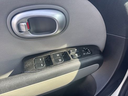 Used 2014 Kia Soul FWD image 11