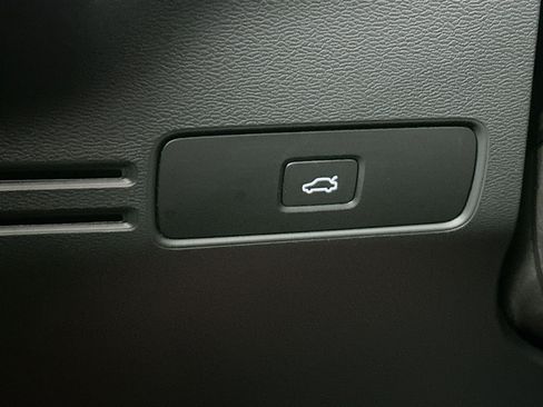 Used 2023 Volvo XC40 Recharge Plus image 16