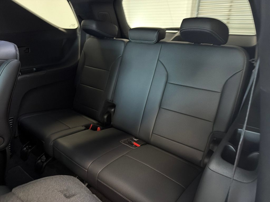 New 2027 Chevrolet Traverse LT FWD image 15