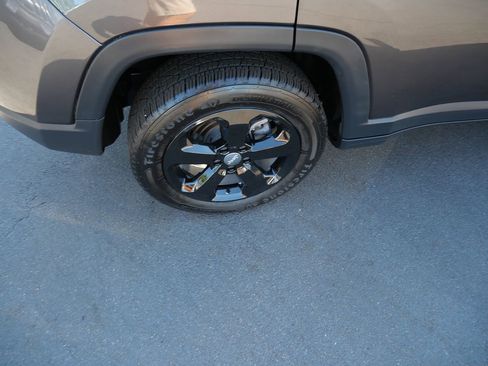 Used 2020 Jeep Compass Latitude AWD/4WD image 37