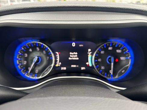 Used 2024 Chrysler Pacifica Touring FWD image 18
