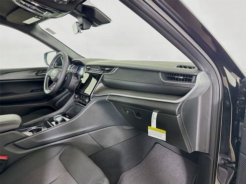 New 2025 Jeep Grand Cherokee Laredo X w/ Luxury Tech Group I image 31