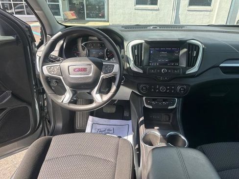 Used 2024 GMC Terrain SLE w/ Driver Convenience Package image 9
