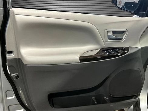 Used 2019 Toyota Sienna XLE FWD image 19