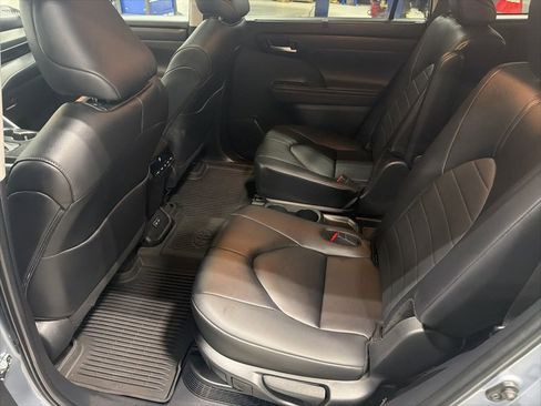 Used 2024 Toyota Highlander XLE AWD/4WD image 5
