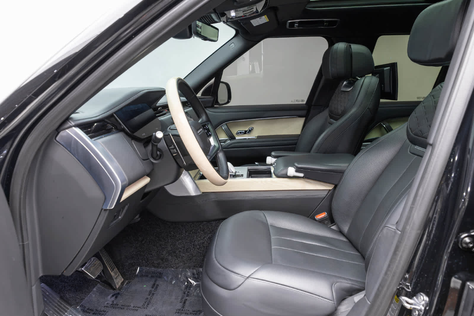 Used 2025 Land Rover Range Rover SV AWD/4WD image 10