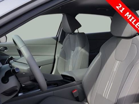 Used 2025 Hyundai Elantra Sport image 11
