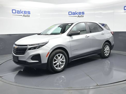 Used 2022 Chevrolet Equinox LS w/ LS Convenience Package FWD image 3