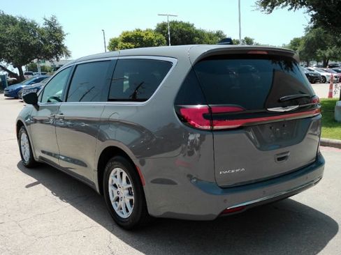 Used 2025 Chrysler Pacifica Select FWD image 11