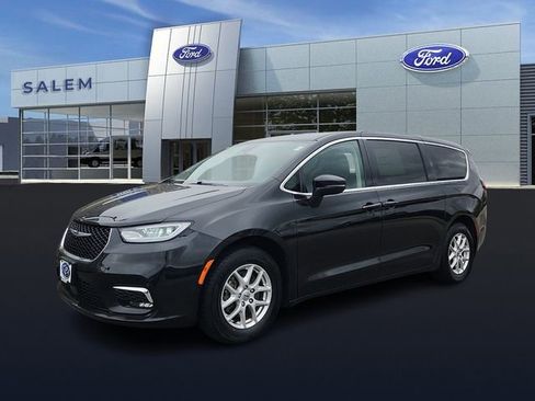 Used 2023 Chrysler Pacifica Touring-L FWD image 7