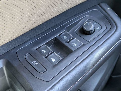 Certified 2024 Volkswagen Atlas Cross Sport SE FWD image 32