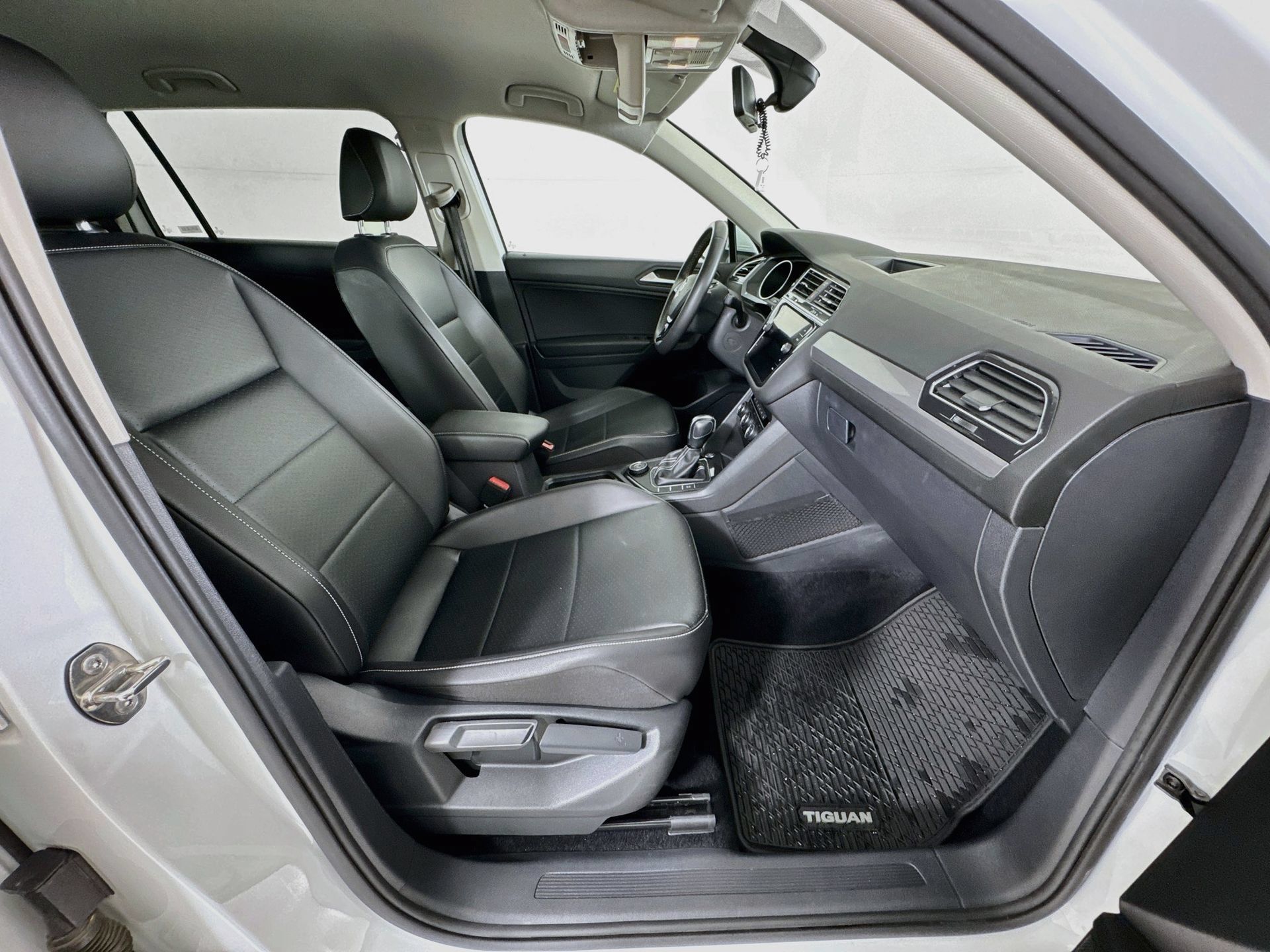 Used 2021 Volkswagen Tiguan SE AWD/4WD image 28