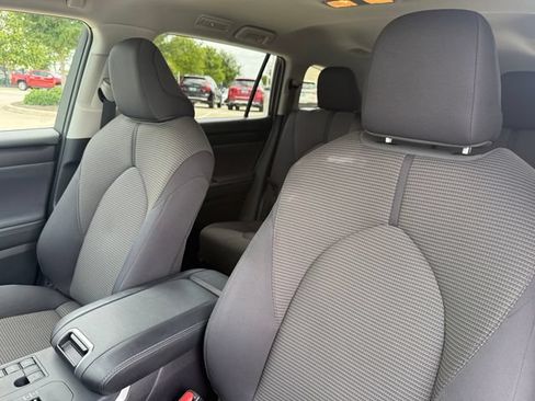 Used 2025 Toyota Highlander LE FWD image 10