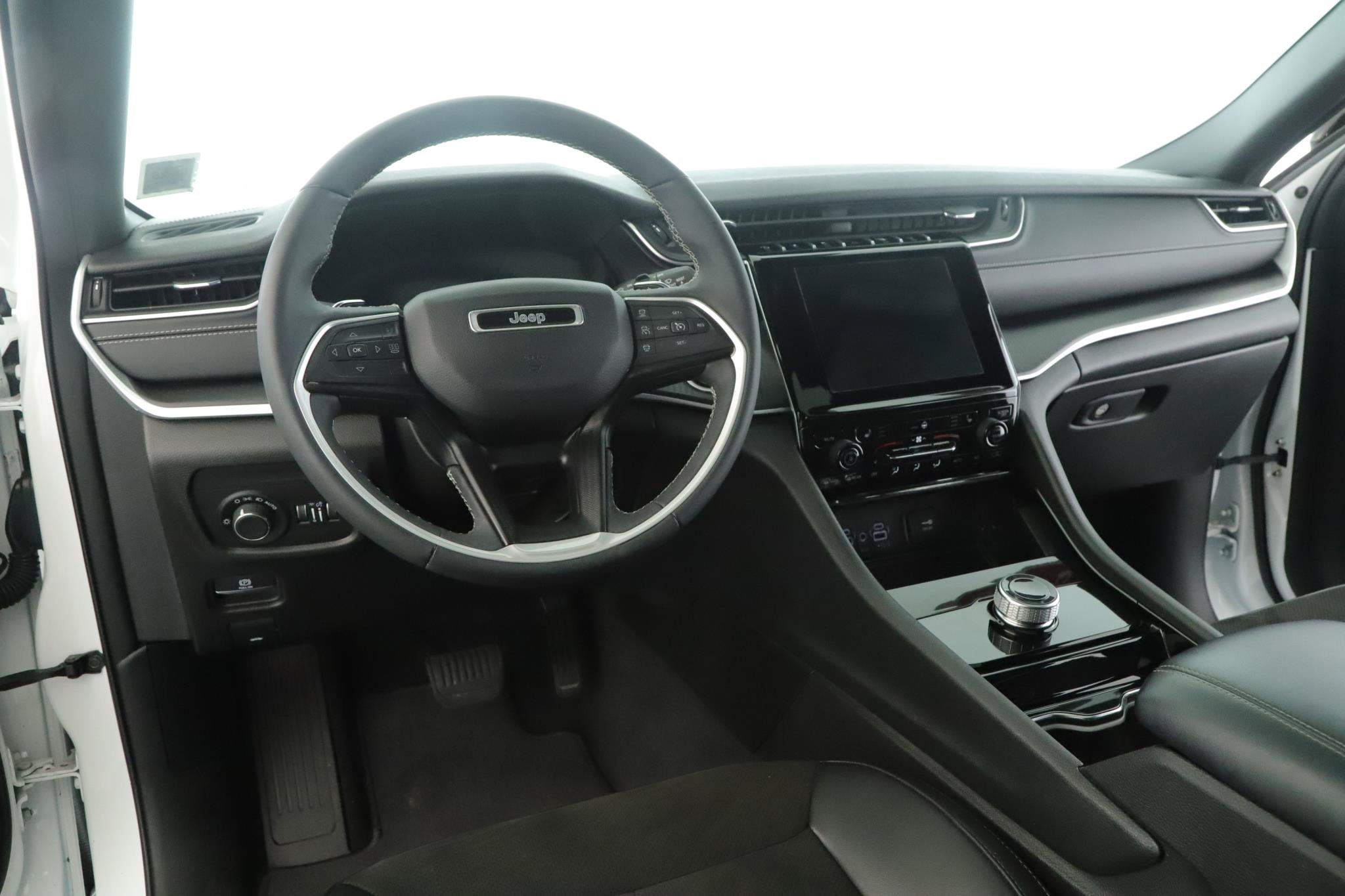 Used 2023 Jeep Grand Cherokee Altitude AWD/4WD image 2