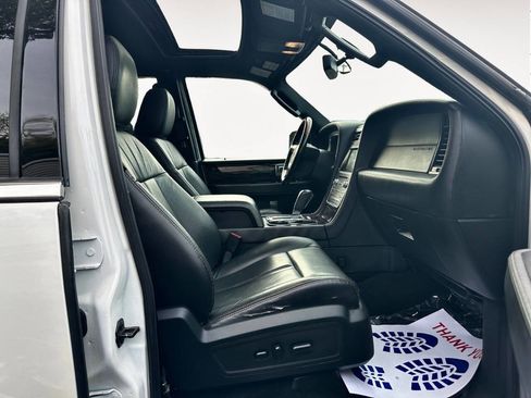 Used 2016 Lincoln Navigator Reserve image 14