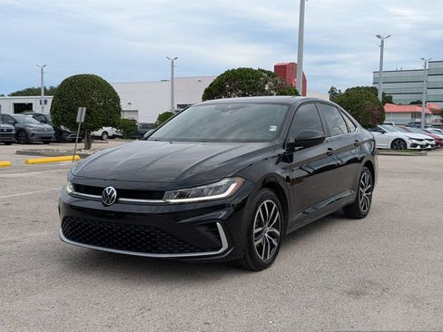 Used 2025 Volkswagen Jetta SE FWD image 2