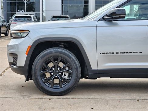 Used 2024 Jeep Grand Cherokee L Laredo image 9