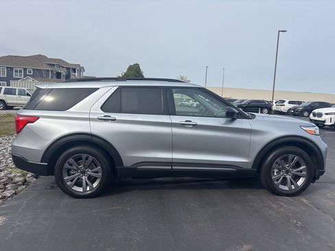 Used 2022 Ford Explorer XLT w/ Equipment Group 202A image 6