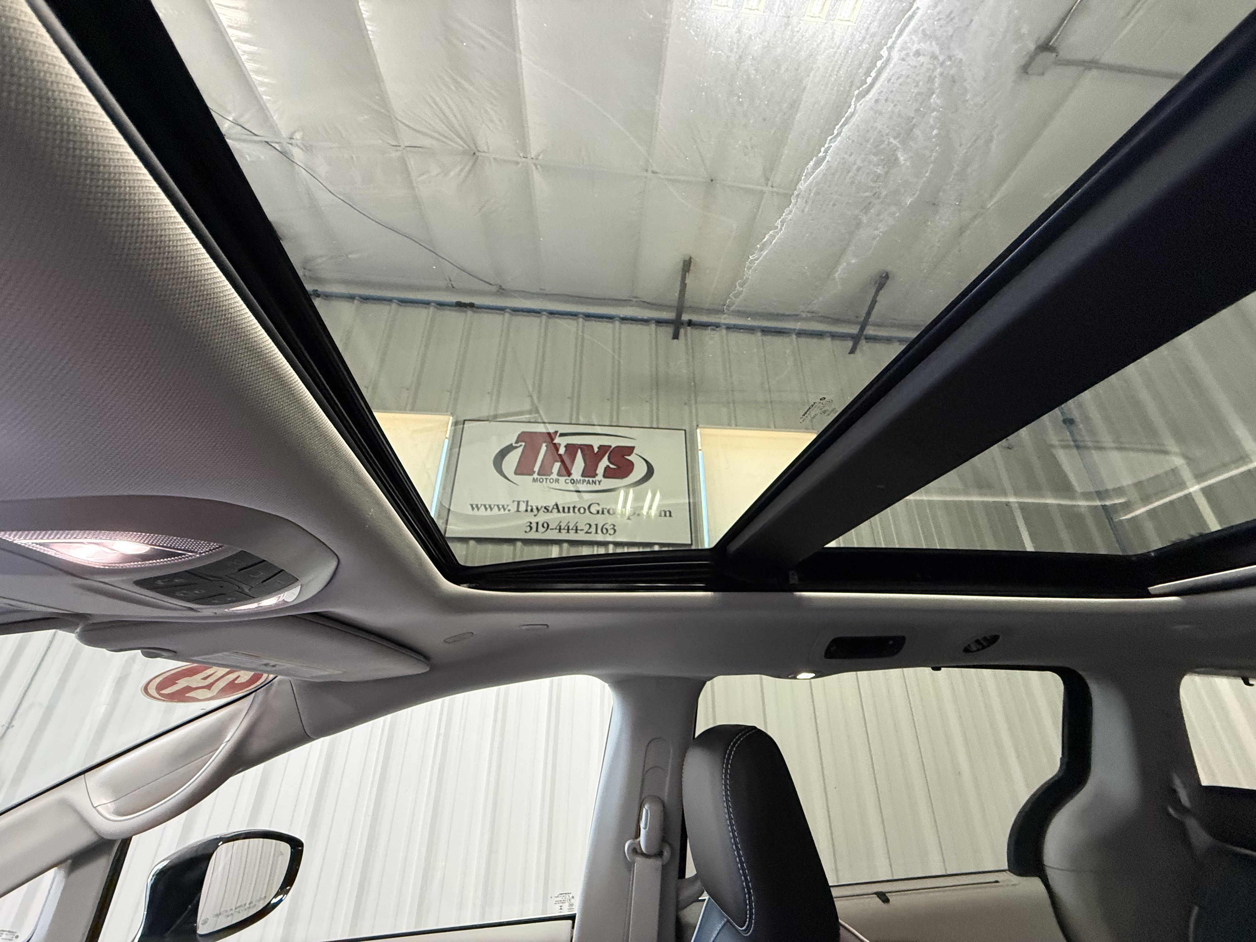 Used 2024 Chrysler Pacifica Limited w/ Trailer Tow Group FWD image 25