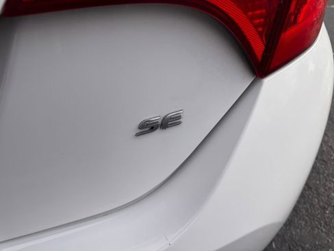 Used 2017 Toyota Corolla SE w/ SE Premium Package image 9