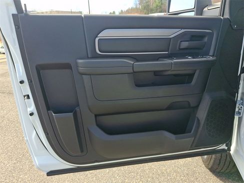 Used 2024 RAM 2500 Tradesman w/ Chrome Appearance Group image 11