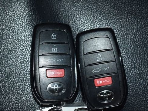 Used 2024 Toyota Highlander XLE image 25