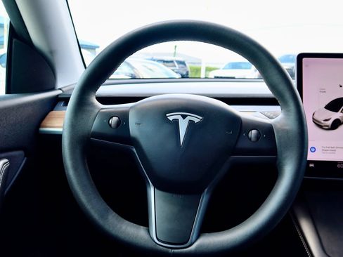 Used 2021 Tesla Model Y Long Range AWD/4WD image 9