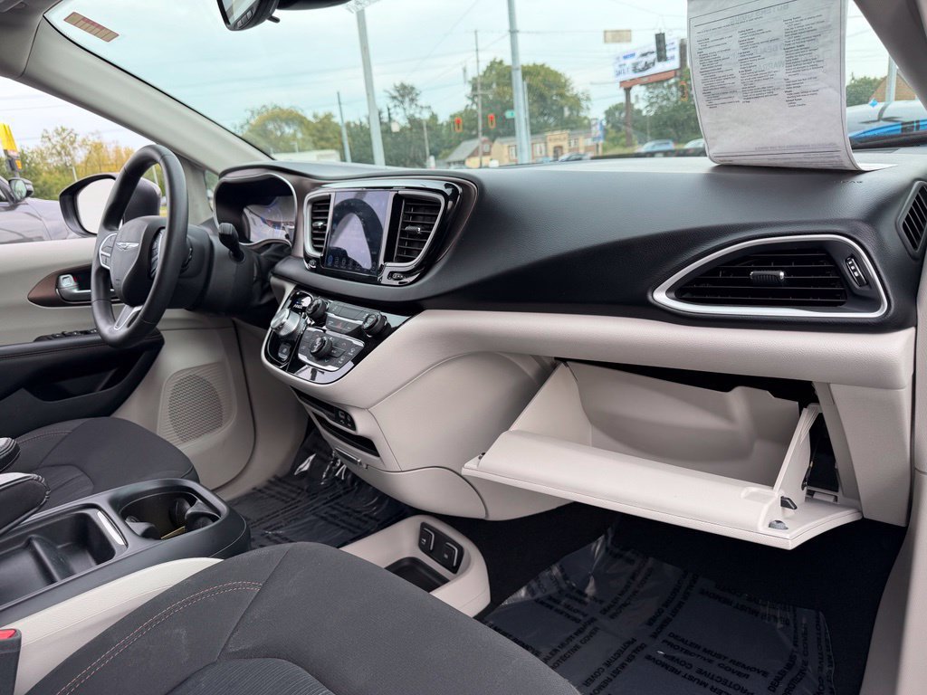 Used 2017 Chrysler Pacifica Touring Plus w/ Tire & Wheel Group FWD image 11