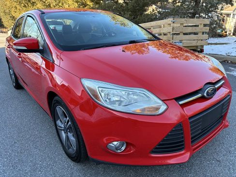 Used 2014 Ford Focus SE w/ SE Sport Package image 3