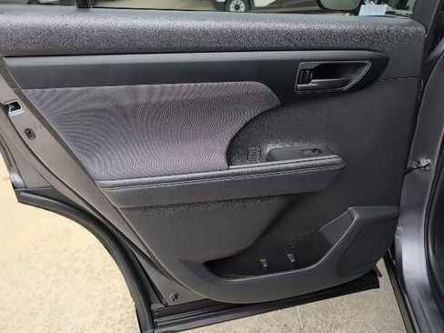 Used 2024 Toyota Highlander LE image 10