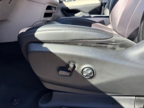 Used 2023 Chrysler Pacifica Touring-L image 16