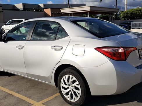 Used 2018 Toyota Corolla FWD image 3