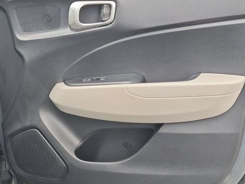 Used 2025 Hyundai Venue SEL FWD image 32