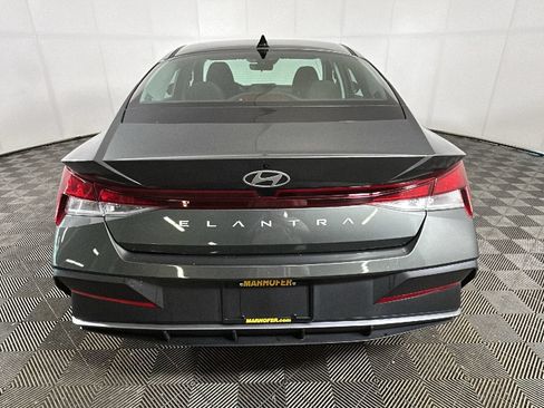 Certified 2024 Hyundai Elantra SE FWD image 4