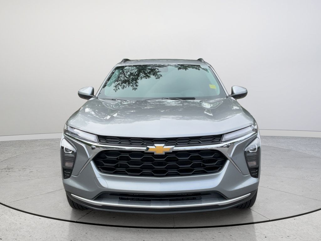 Certified 2026 Chevrolet Trax LT w/ Driver Confidence Package FWD image 3