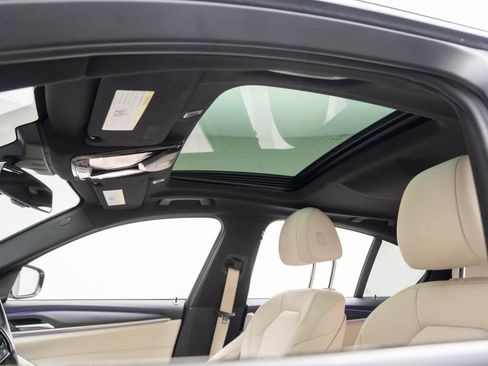 Used 2021 BMW 530i xDrive w/ Premium Package image 19