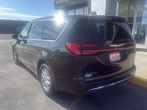 Used 2023 Chrysler Pacifica Touring-L FWD image 2