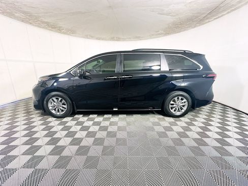 Used 2025 Toyota Sienna XLE FWD image 6