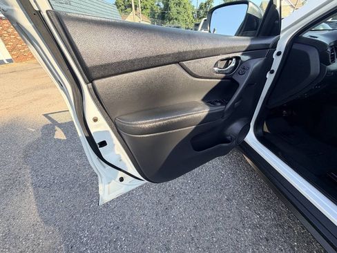 Used 2019 Nissan Rogue SV AWD/4WD image 54
