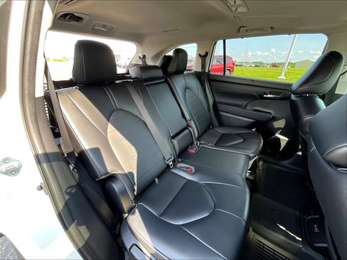 Used 2023 Toyota Highlander XLE FWD image 13