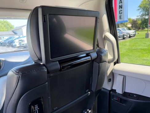 Used 2023 Chrysler Pacifica Touring-L w/ Uconnect Theater Family Group FWD image 53