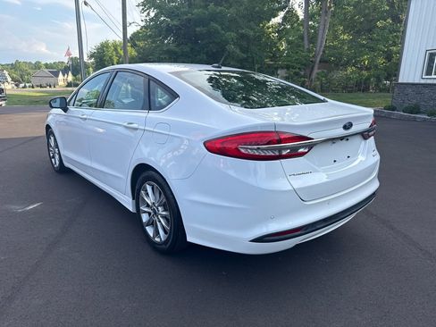 Used 2017 Ford Fusion SE w/ Fusion SE Technology Package FWD image 10