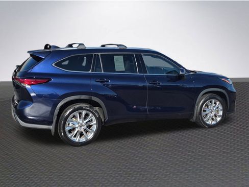 Used 2023 Toyota Highlander L image 4
