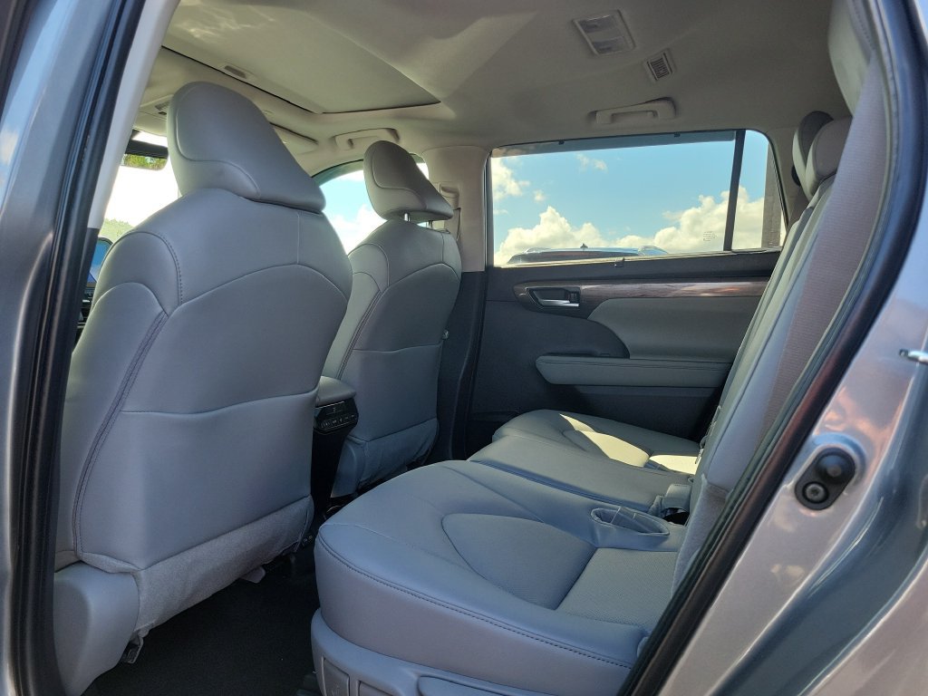 Used 2025 Toyota Highlander Limited FWD image 11