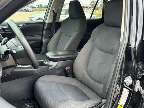 Used 2022 Toyota RAV4 LE image 12