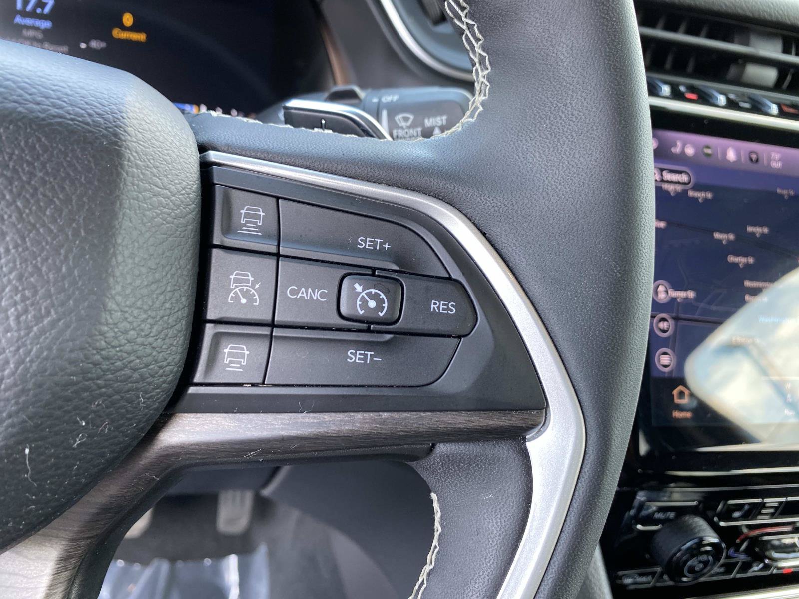Used 2023 Jeep Grand Cherokee Limited AWD/4WD image 17